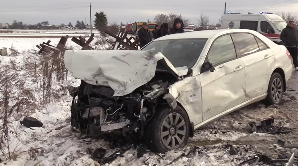 У ДТП біля Бродів загинули двоє людей, водійка Mercedes та її 14-річна донька &mdash; у лікарні.