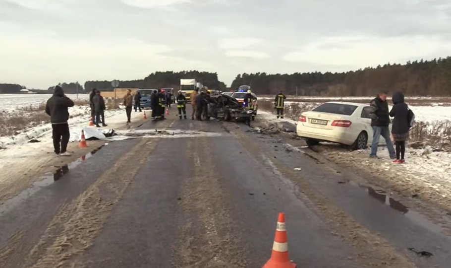 У ДТП біля Бродів загинули двоє людей, водійка Mercedes та її 14-річна донька &mdash; у лікарні.