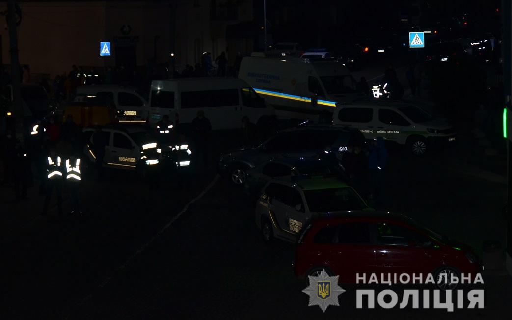 На місці події працювали співробітники служб та підрозділів поліції Львівщини, зокрема експерти-вибухотехніки, спецпризначенці, кінологи, слідчо-оперативна група, а також патрульні поліцейські та рятувальники.