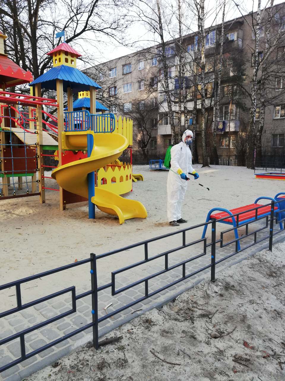 У Львові дезінфікують дитячі майданчики. Фото: Львівська міськрада