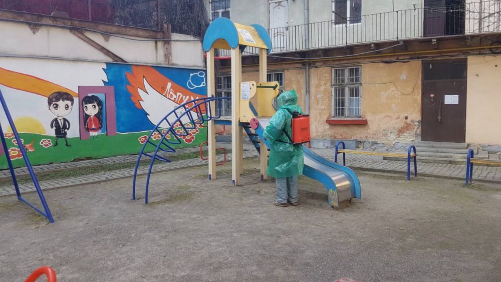 У Львові дезінфікують дитячі майданчики. Фото: Львівська міськрада