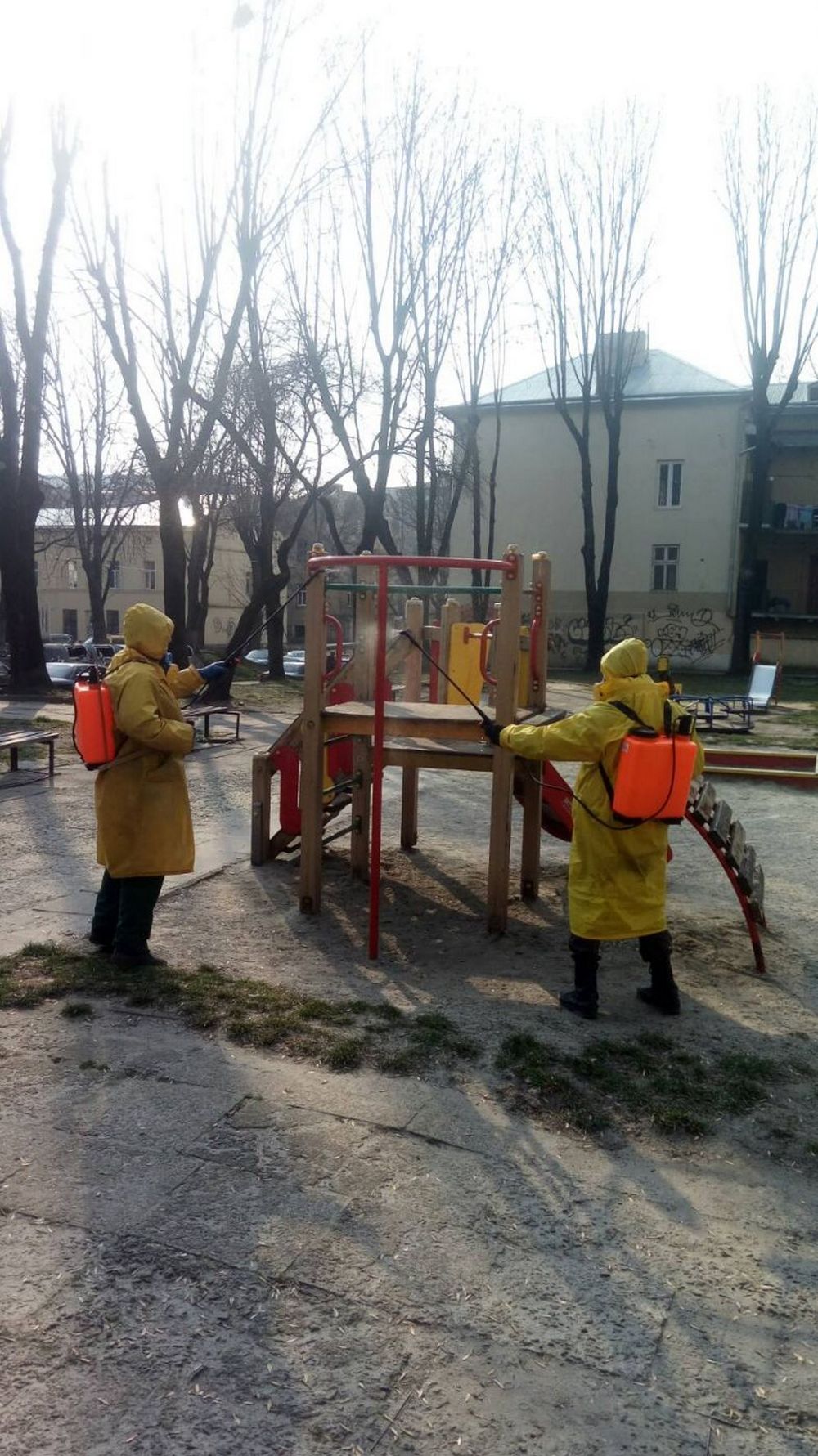 У Львові дезінфікують дитячі майданчики. Фото: Львівська міськрада