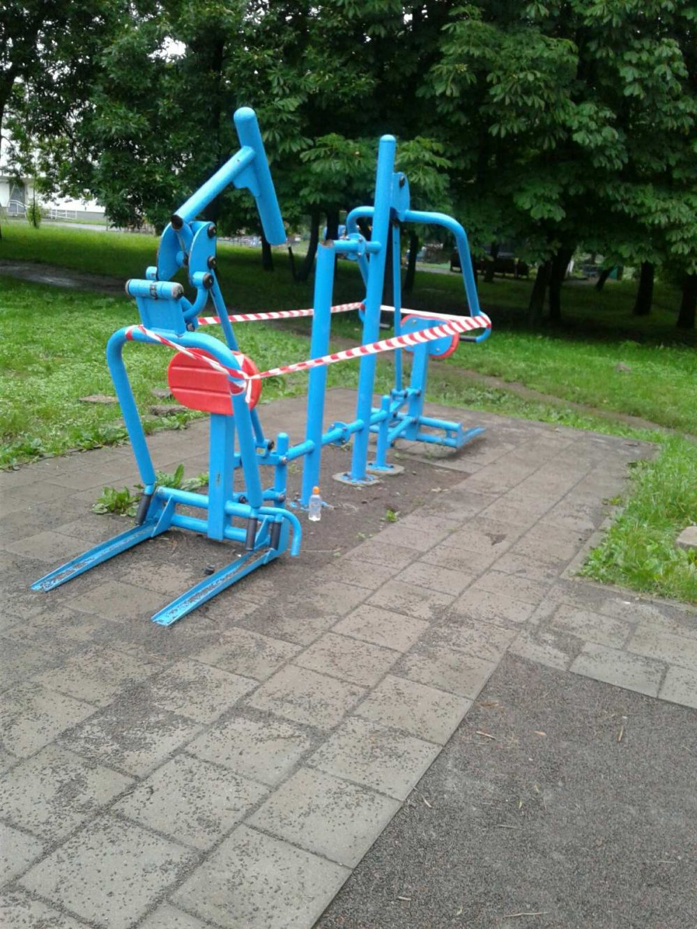 Дитячі майданчики обгородили після дезінфікування та просять обмежити їх відвідування. Фото: Львівська міськрада.