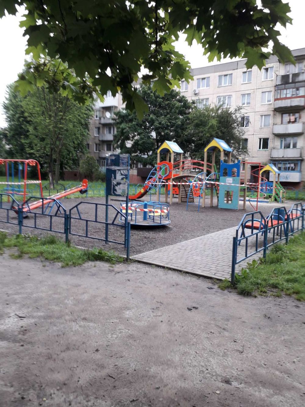 Дитячі майданчики обгородили після дезінфікування та просять обмежити їх відвідування. Фото: Львівська міськрада.