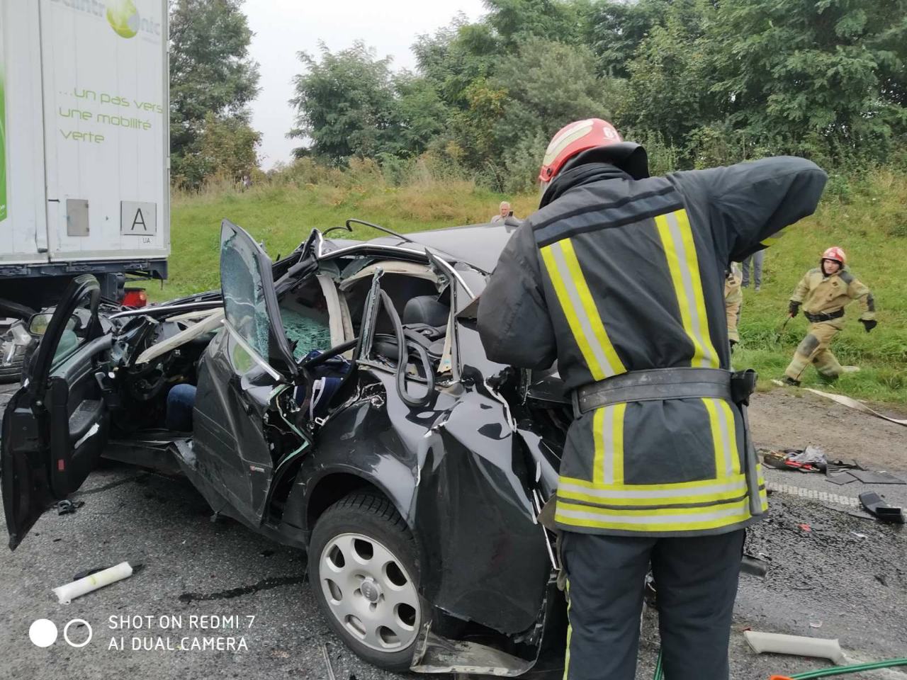 Біля Львова вантажівки розчавили легковик: загинув 29-річний чоловік. Фото: ДСНС Львівщини.