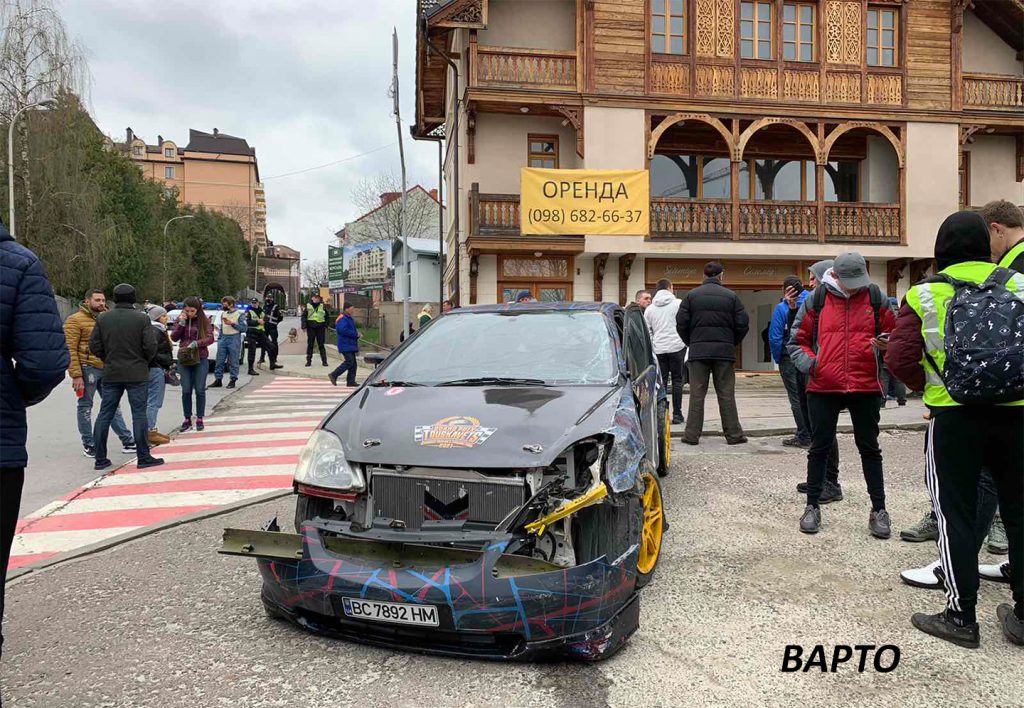 Під час ралі у Трускавці автомобіль розтрощив будинок. Фото: Vartonews.com.ua.