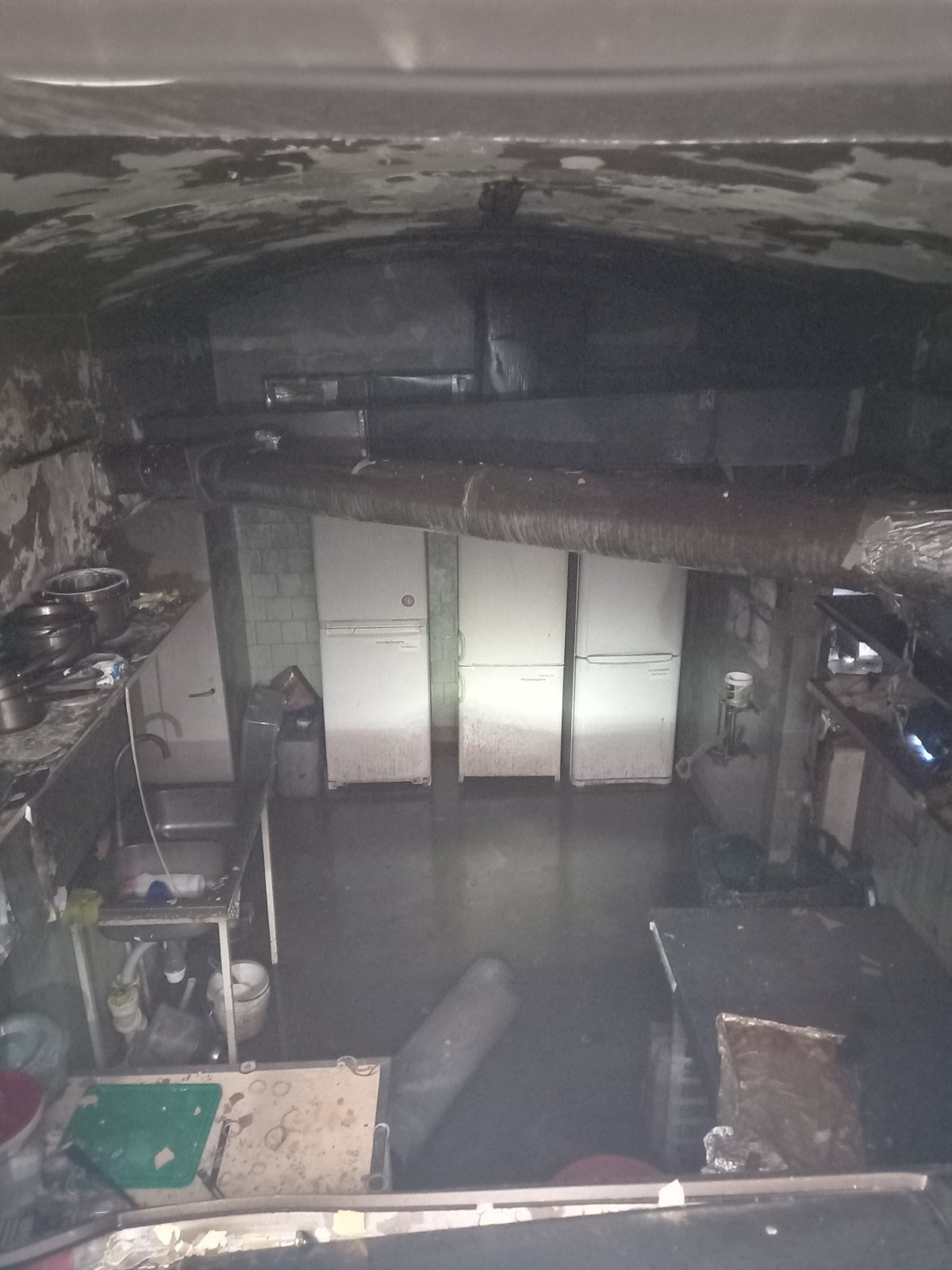 Займання виникло у цокольному приміщенні чотирьохповерхового житлового будинку, де розташований ресторан «Kraft Burger». Фото: ДСНС Львівщини