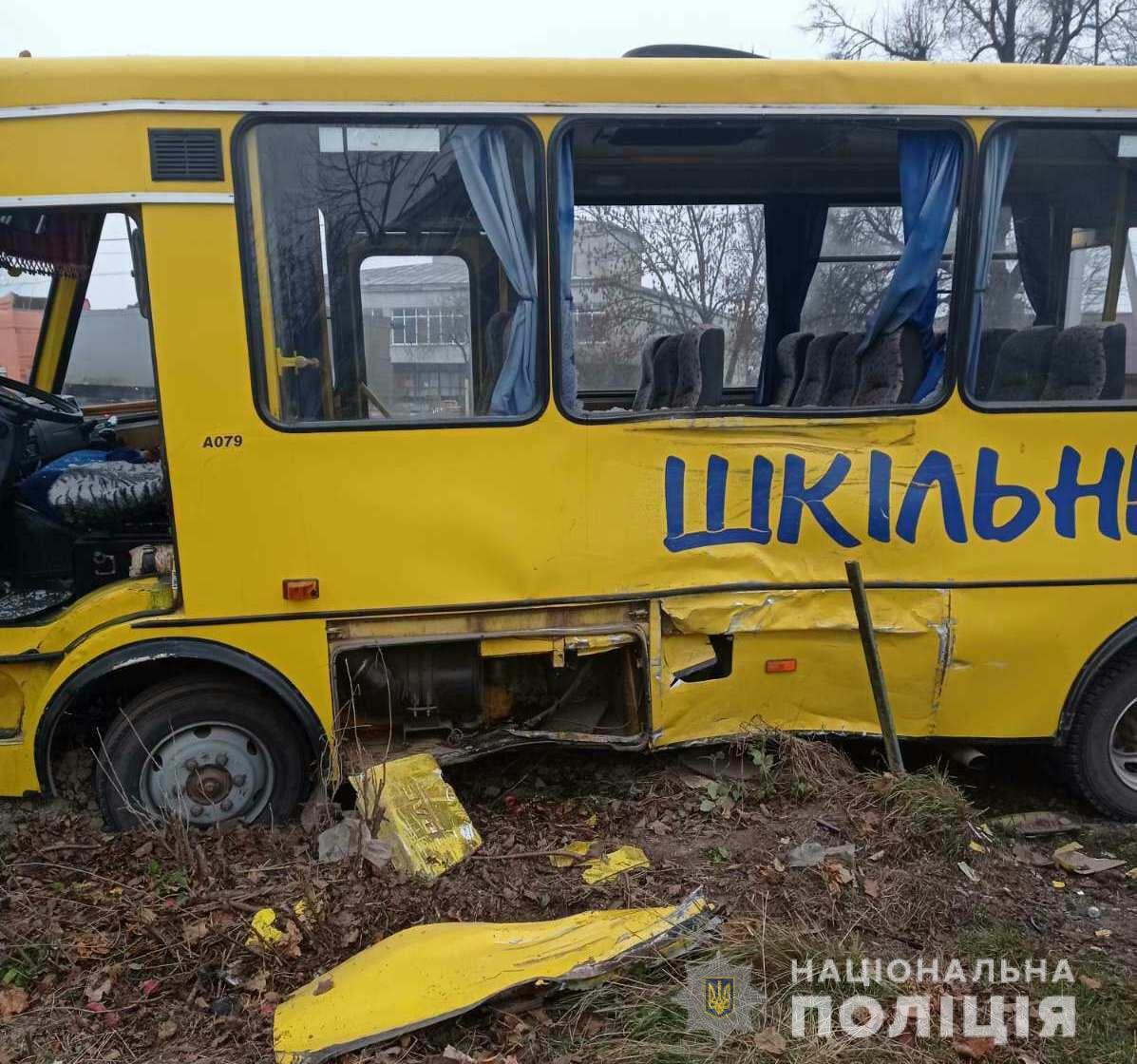 На Львівщині вантажівка в'їхала у шкільний автобус із дітьми.