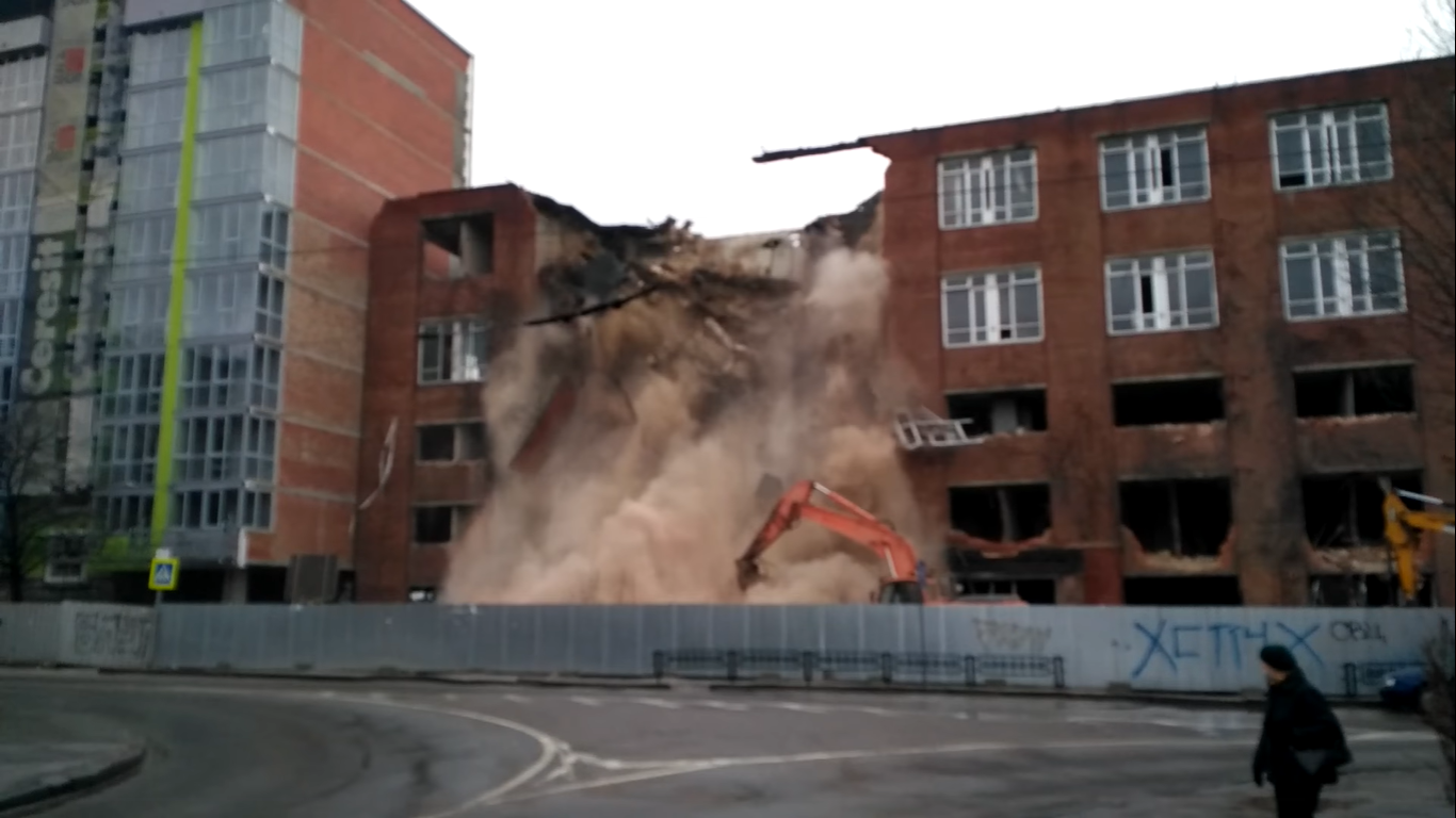У Львові знесли завод "Полярон". Фото: скріншот із відео.
