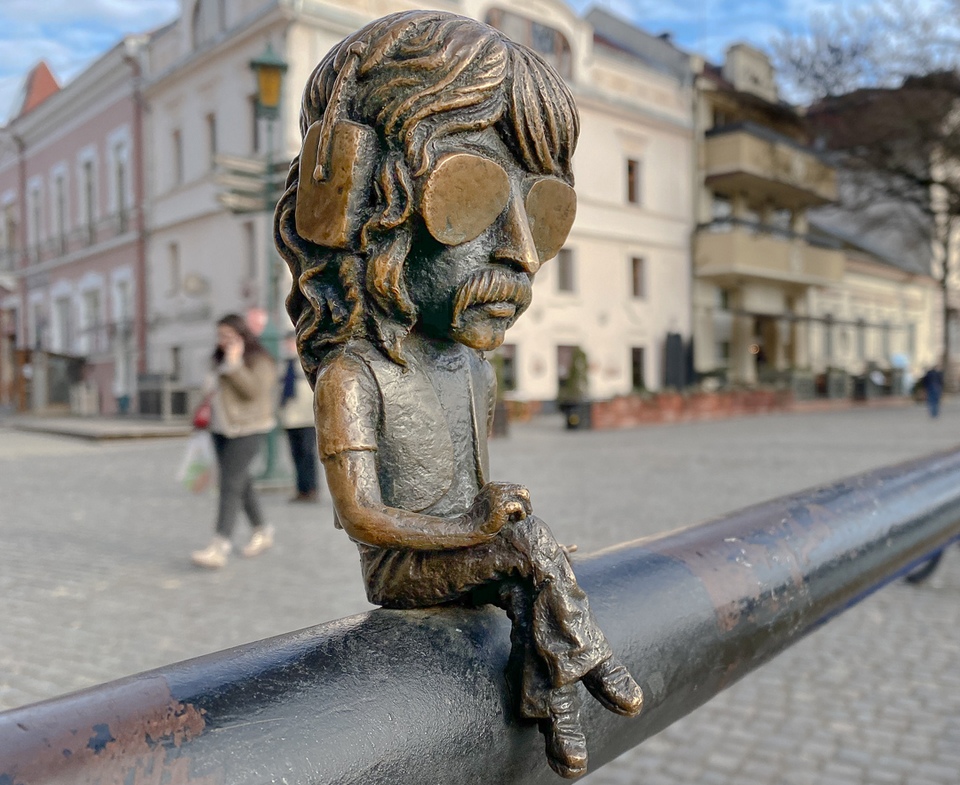 Міні скульптура композитора Джона Лорда в Ужгороді. Фото: karpatium.com.ua.