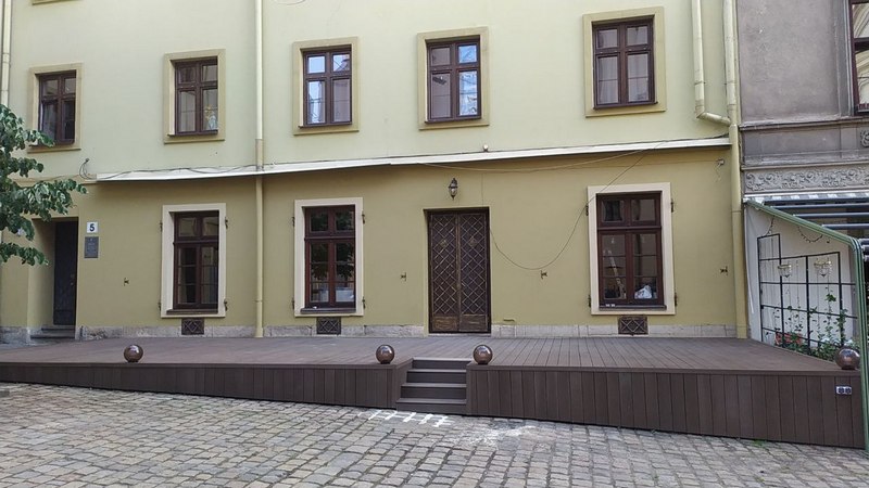 У центрі Львова закрили популярне серед туристів кафе.