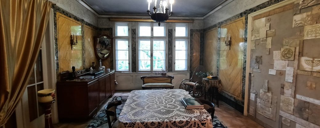 Львів'янка зберегла автентичний інтер'єр своєї квартири 30-х років. Фото: Суспільне