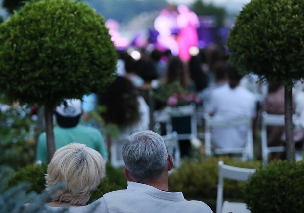 Класика про кохання в саду.