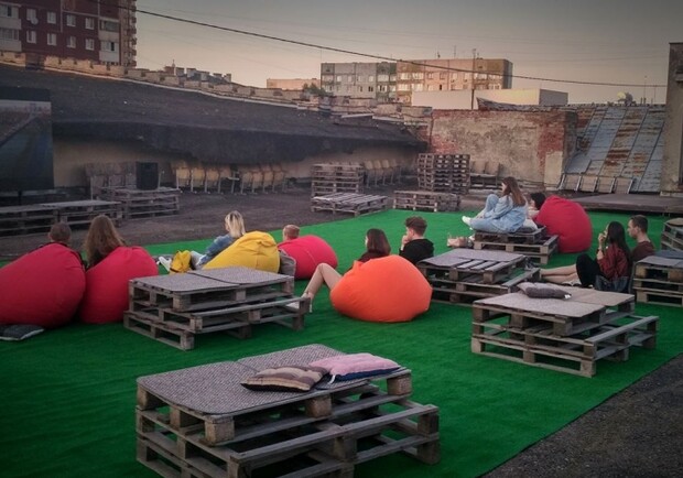 Кінопокази на даху Lviv Dovzhenko Centre стартують 13 червня. Фото організаторів