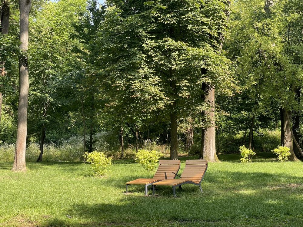 У Львові облаштовують нові вуличні меблі.