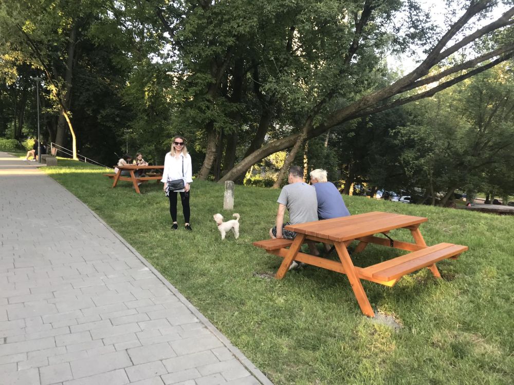 У Львові облаштовують нові вуличні меблі.