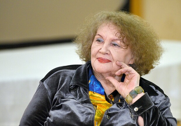 Поетичний вечір при свічках до Дня народження Ліни Костенко.