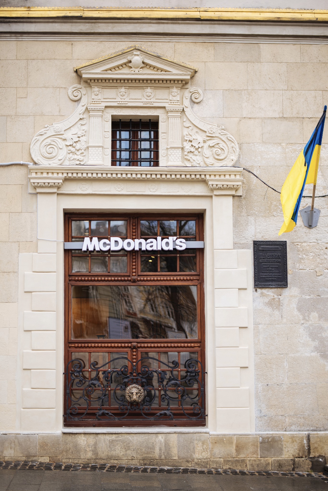 На площі Ринок у Львові відкрили McDonaldʼs.