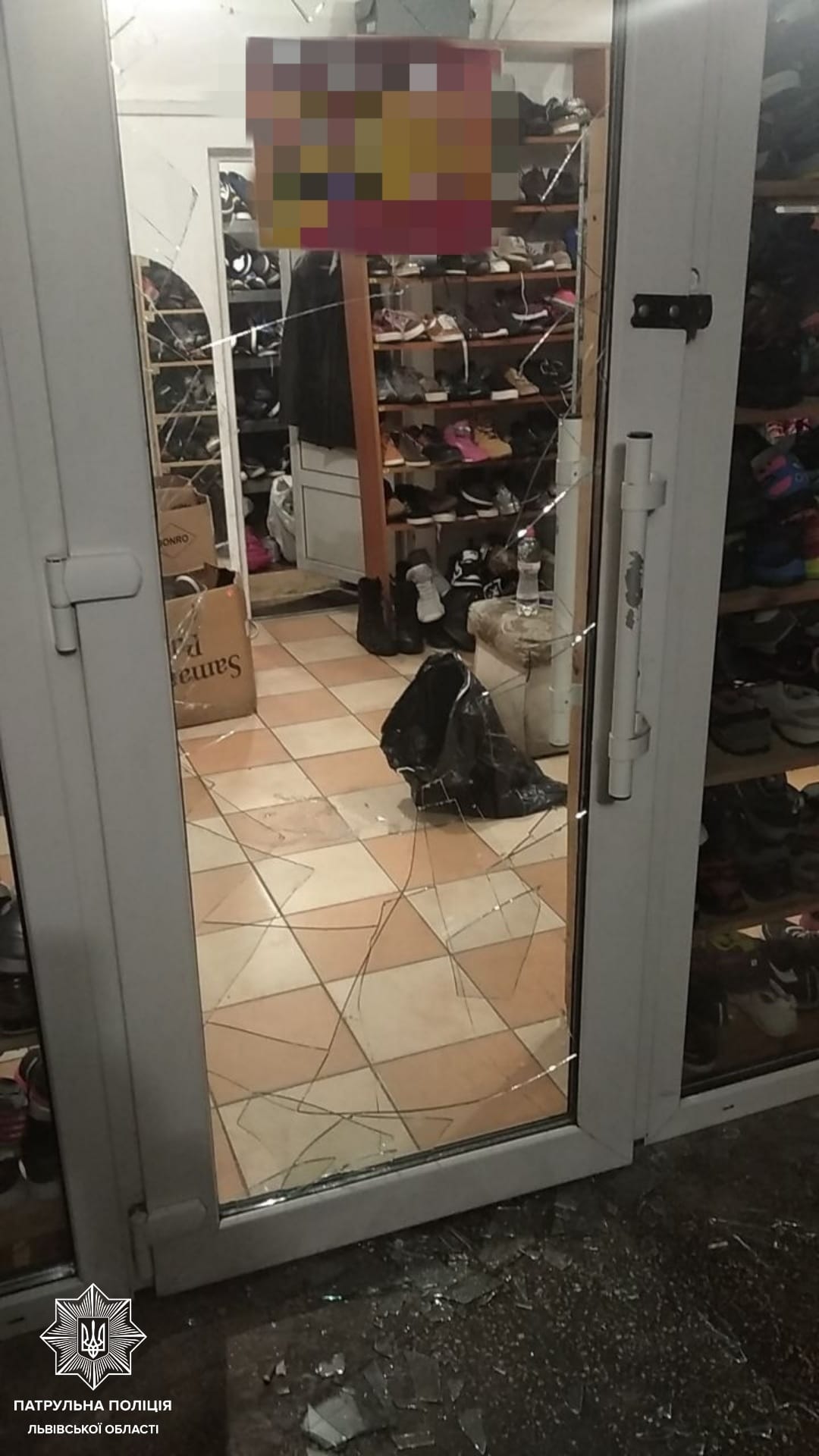 В магазині у Львові затримали грабіжників, які вдавали, що сплять.