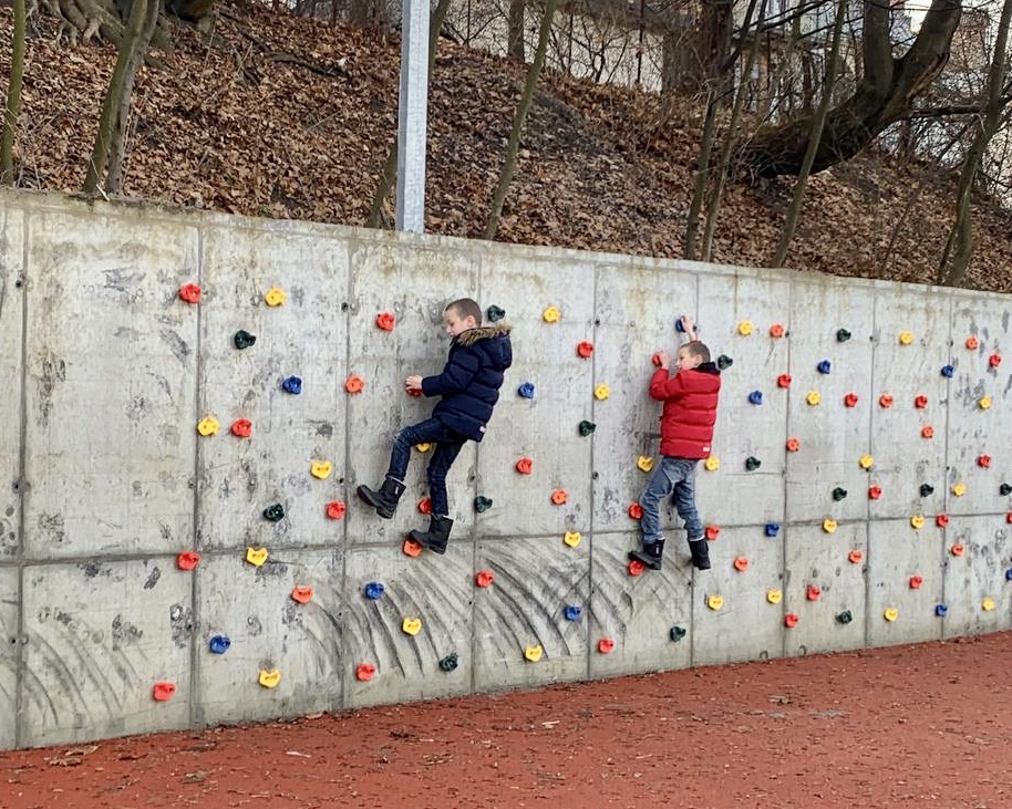 У Личаківському районі Львова відкрили скеледром, футбольне поле та тренажери.