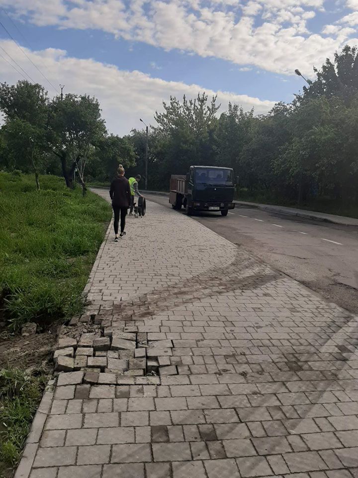 Думали, не помітять: вночі у Львові &laquo;виріс&raquo; нелегальний кіоск. Фото: Залізничний район/Фейсбук.