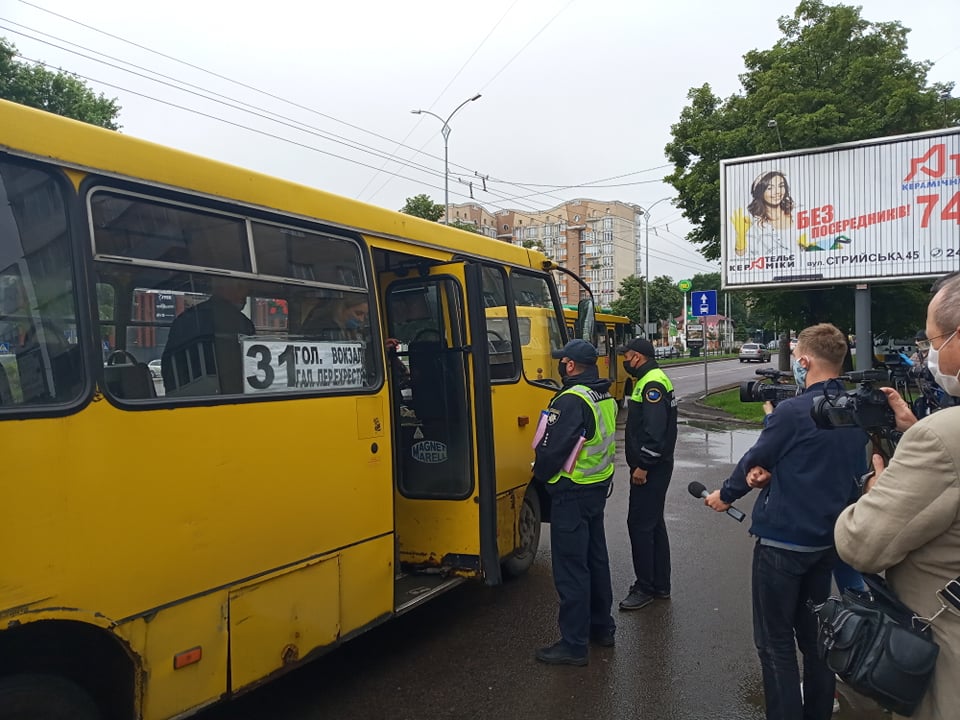 Перевізників пасажирського транспорту перевіряють на дотримання карантинних обмежень. Фото: Львівська міськрада.