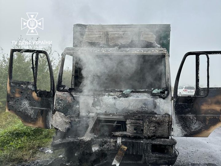На трасі біля Львова спалахнув автомобіль. || Фото: facebook.com/LVIVDSNS.