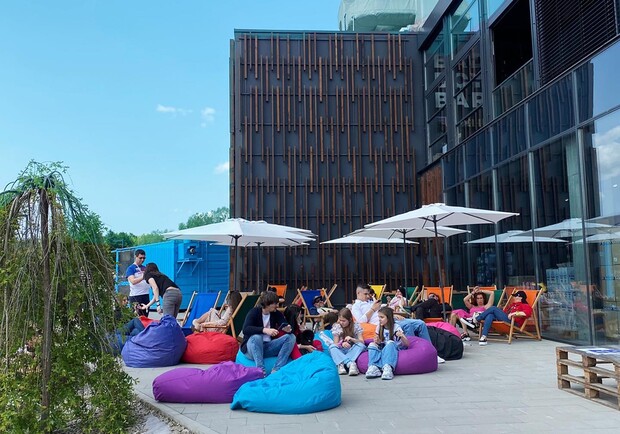 Великодній пікнік біля озера.