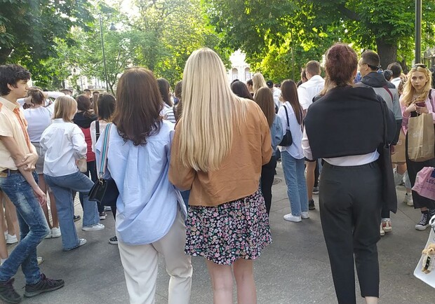 На трамвайній зупинці. Концерт.