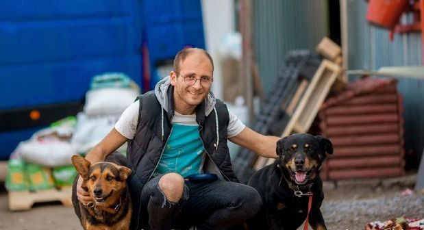 Орест Залипський із врятованими собаками.