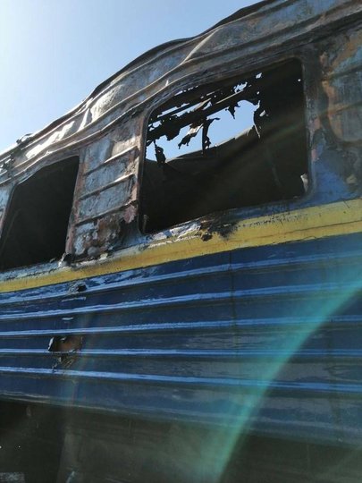 Росіяни обстріляли пасажирський поїзд Херсон-Львів – фото. || Фото: ДСНС. 