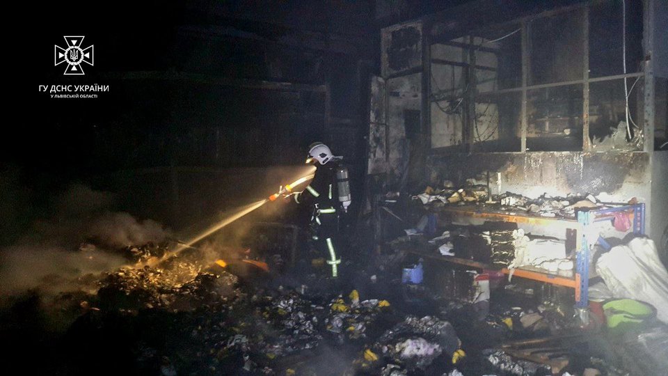 На Водохреща у Львові виникла масштабна пожежа, вогонь гасила сотня рятувальник — фото.