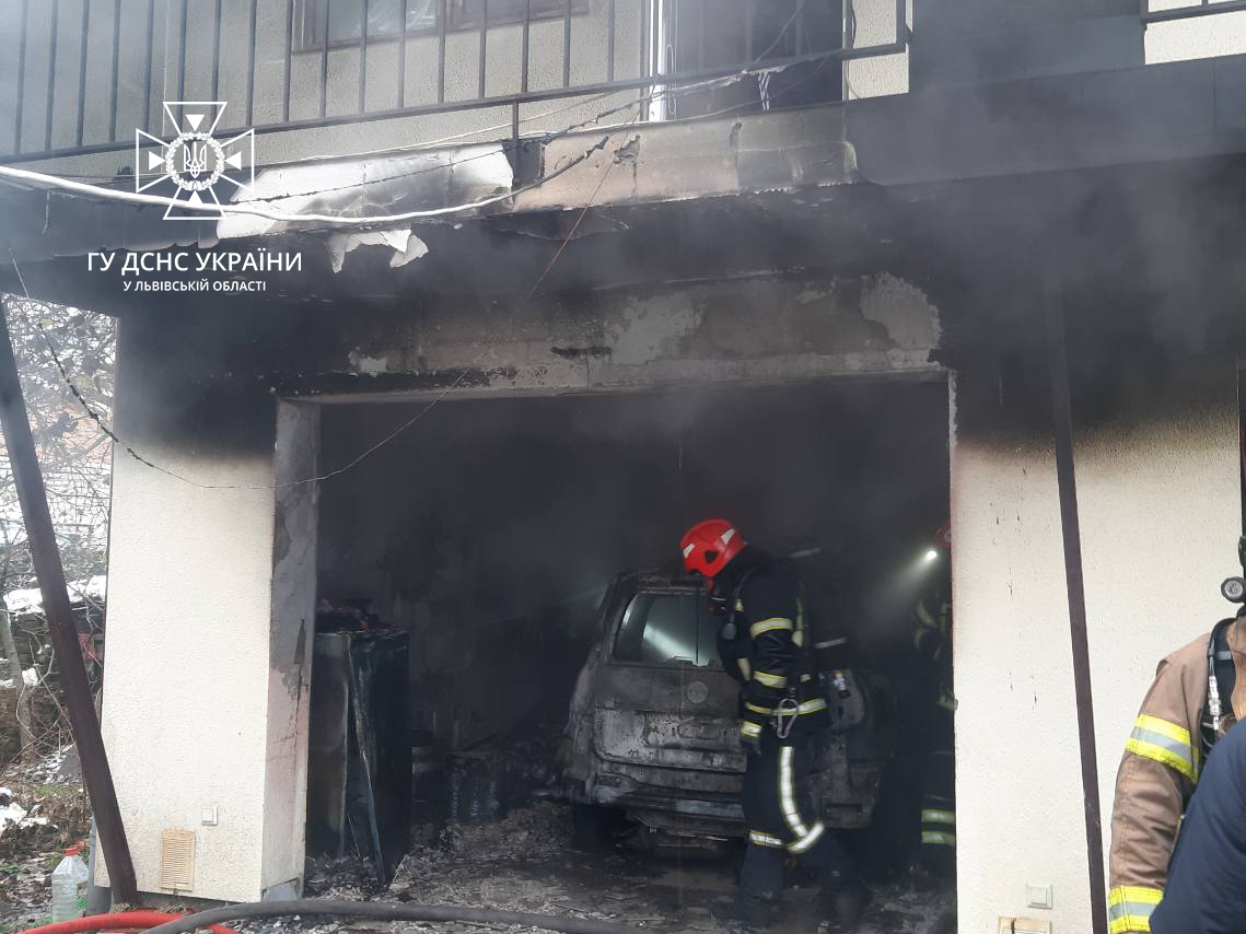 Під час пожежі у гаражі у Львові згорів автомобіль, водія вдалося врятувати.