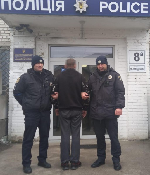 На Львівщині молода парочка увірвалася в будинок пенсіонера, побила та пограбувала.