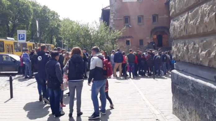 Черга у "Реберню "Під Арсеналом". Львів. Травень 2019 рік. Фото: Кулемет.