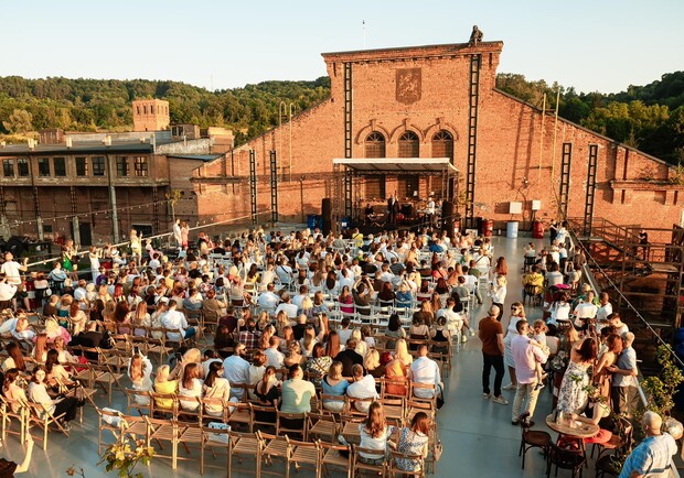 Рок-хіти у виконанні симфонічного оркестру на даху.