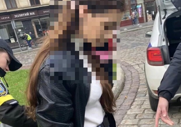 Львів'янку під наркотиками затримали за кермом автомобіля з підготованою наперед сечею. Фото: facebook.com/lvivpolice 