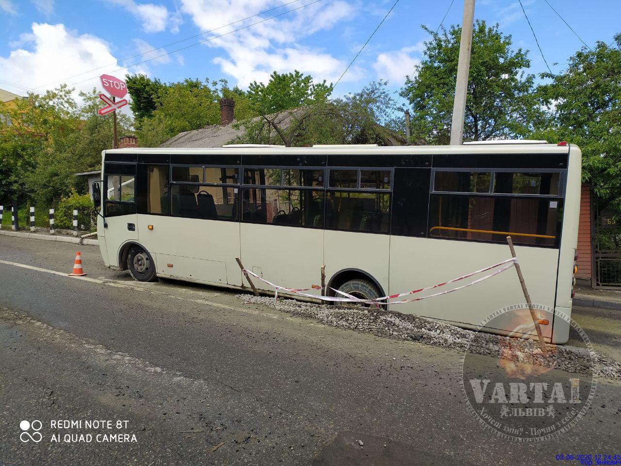 У Львові провалилася дорога під маршруткою. Фото: Варта 1.