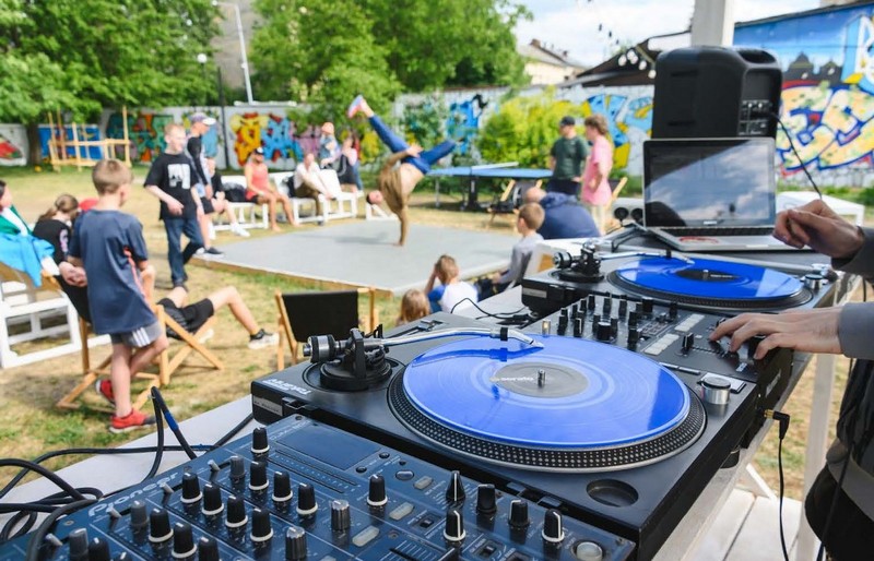 Львів'ян кличуть на толоку для створення нового прихистку для переселенців. Львів'ян кличуть на толоку для створення нового прихистку для переселенців.