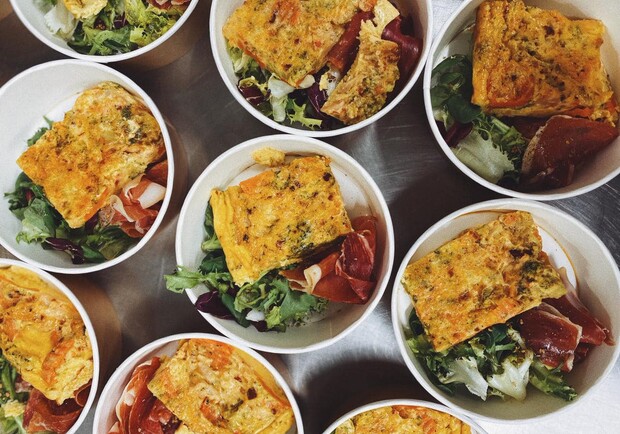 Отакі сніданки з хамоном роздавали у львівських притулках переселенцям.