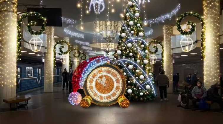 Головну новорічну ялинку Харкова встановили у метро. || Фото: radiotrek.rv.ua.