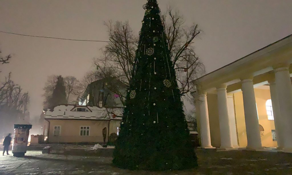У Дрогобичі встановили найвищу новорічну ялинку у Львівській області.