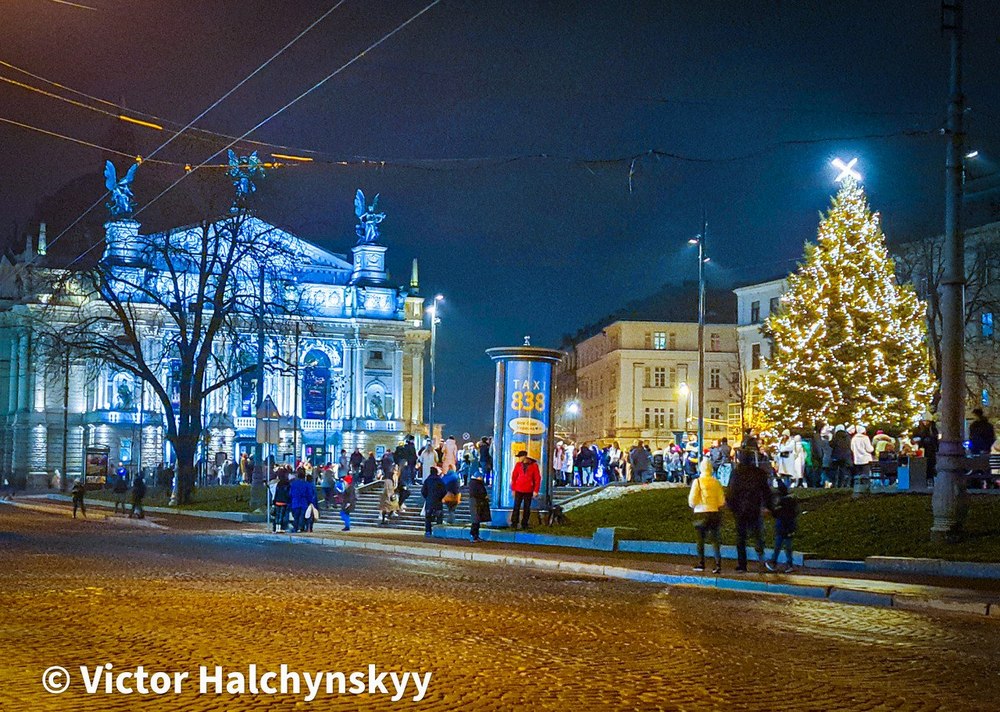 Ялинка перед Оперним театром у Львові.
