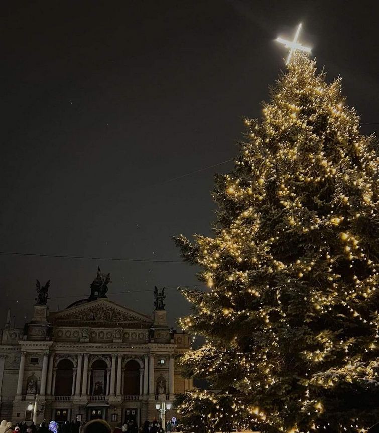 Верхівка ялинки у Львові прикрашена протитанковим їжаком.