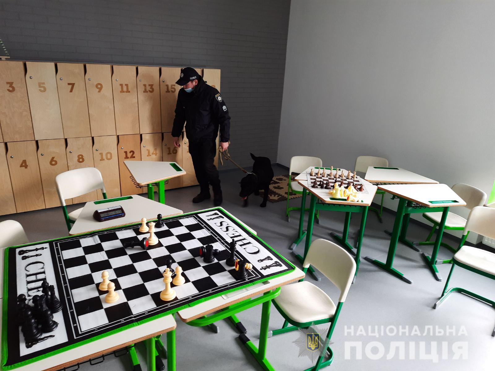 Зі школи на вулиці Угорській у Львові евакуювали понад 300 людей. Фото: поліції