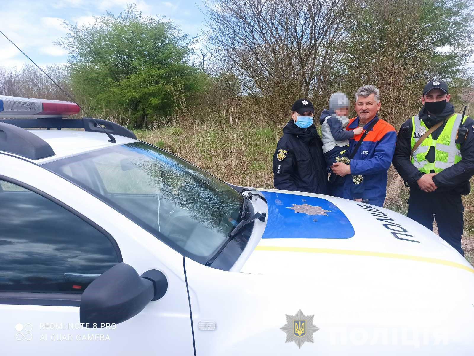 На трасі неподалік Львова знайшли 3-річного хлопчика. Фото: поліція