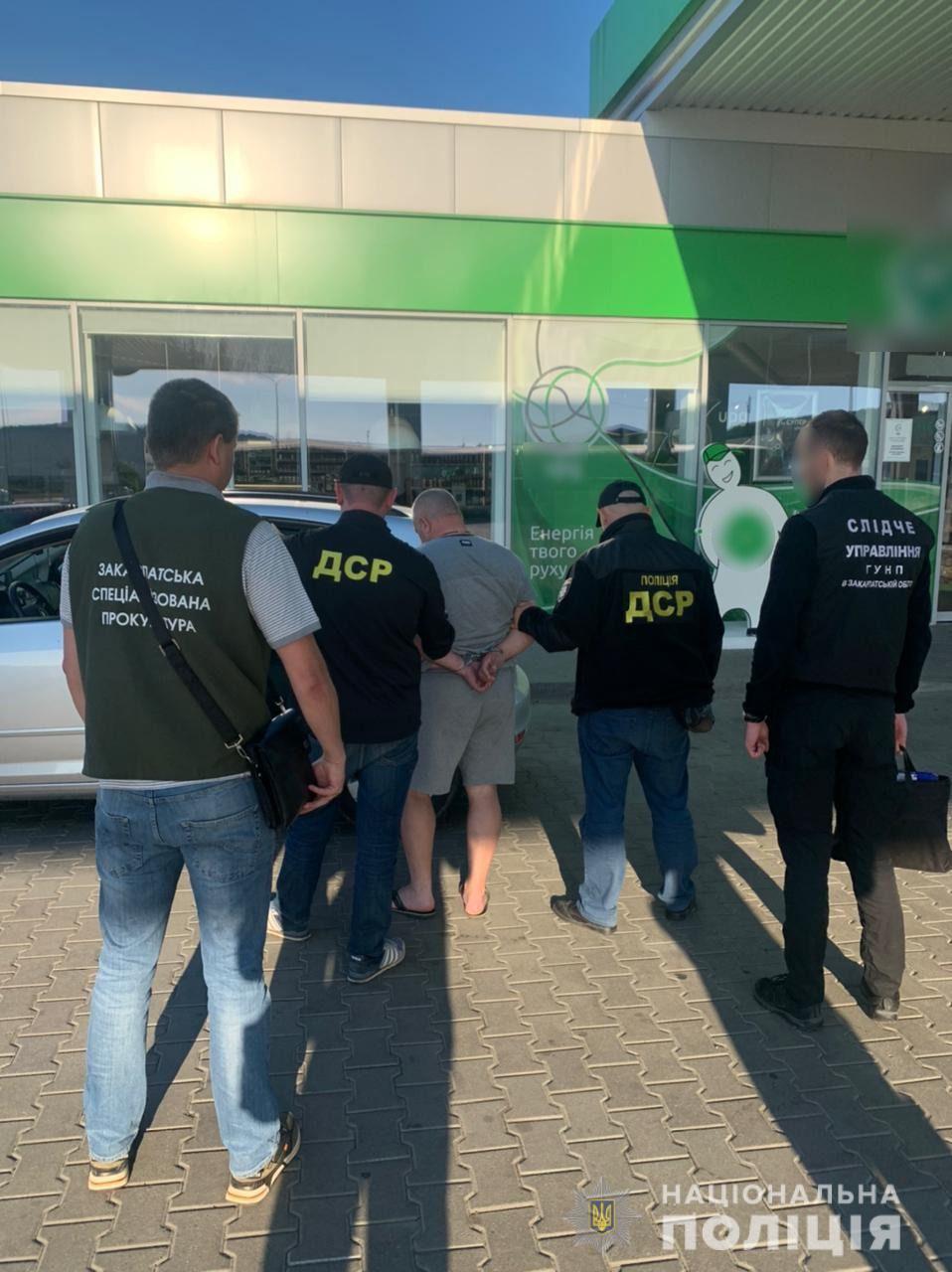 Поліція затримала закарпатця і двох львів’ян, які за хабарі вивозили ухилянтів за кордон