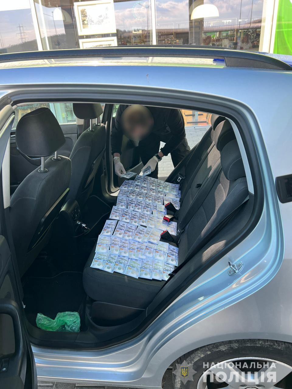 Поліція затримала закарпатця і двох львів’ян, які за хабарі вивозили ухилянтів за кордон