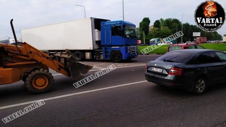 На об&rsquo;їзній дорозі Львова вантажівка збила велосипедиста. Фото: Варта1