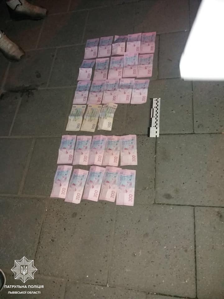 У центрі Львова пограбували чоловіка. Фото патрульної поліції